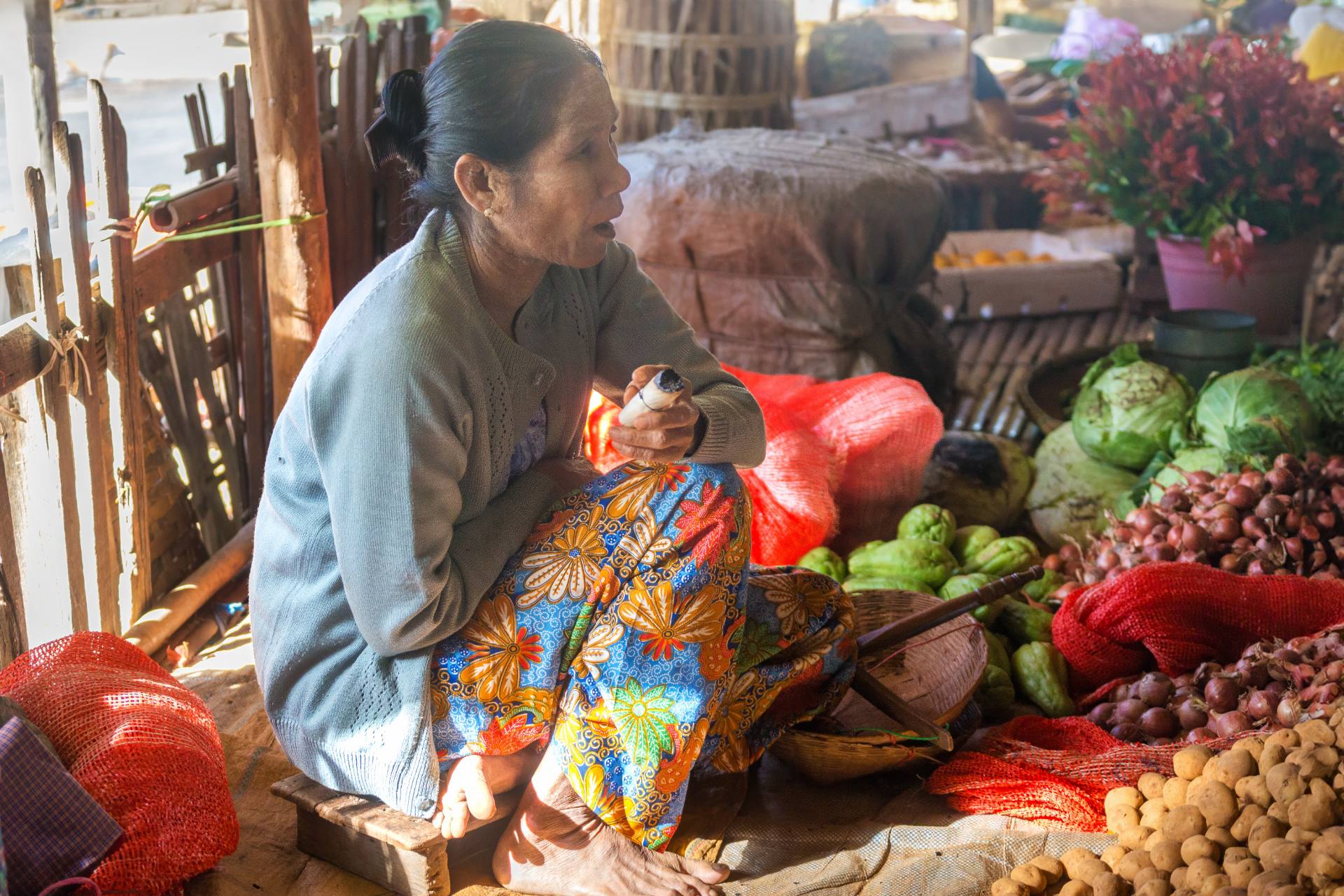 Markthalle von Nyaung U - eine Cheroot-rauchende ältere Dorfbewohnerin